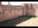 07262 ostia - regio i - insula xii - caseggiato a tabernae (i,xii,10) - ostseite - 4. laden von norden - suedseite - 06-2024.jpg